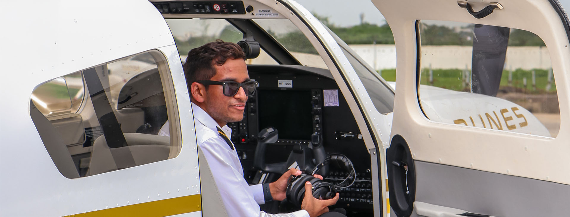 how to become a pilot in india